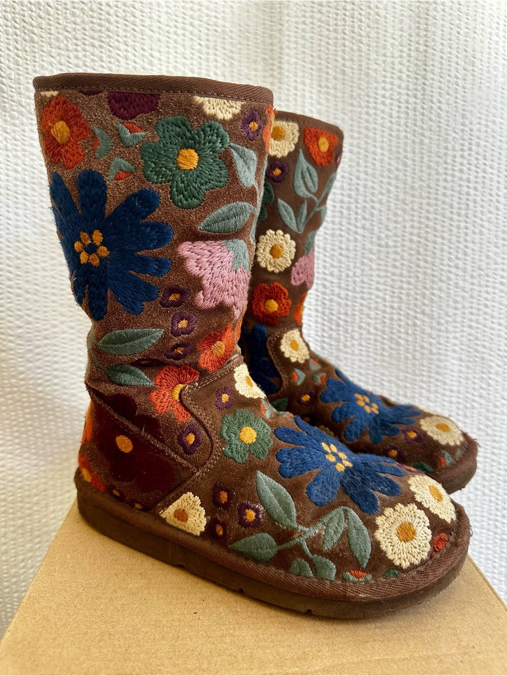 UGG Wahine Floral Embroidered Suede Shearling Boots Brown Women’s Size 5 Rare